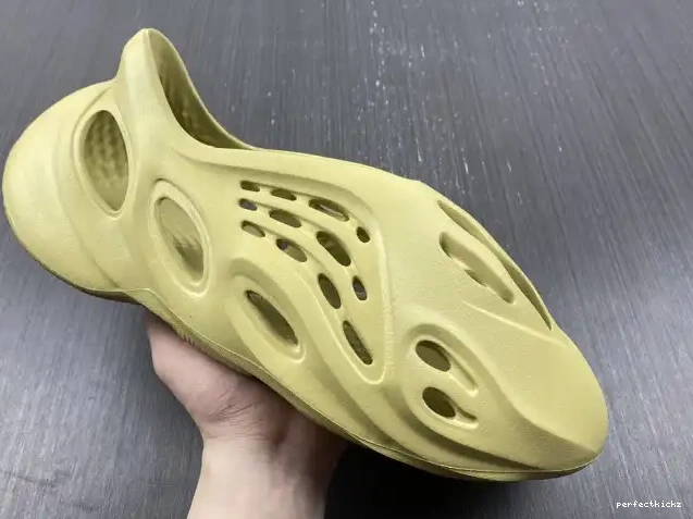 RNNR Adidas Sulfur Yeezy GV6775 Foam 0501